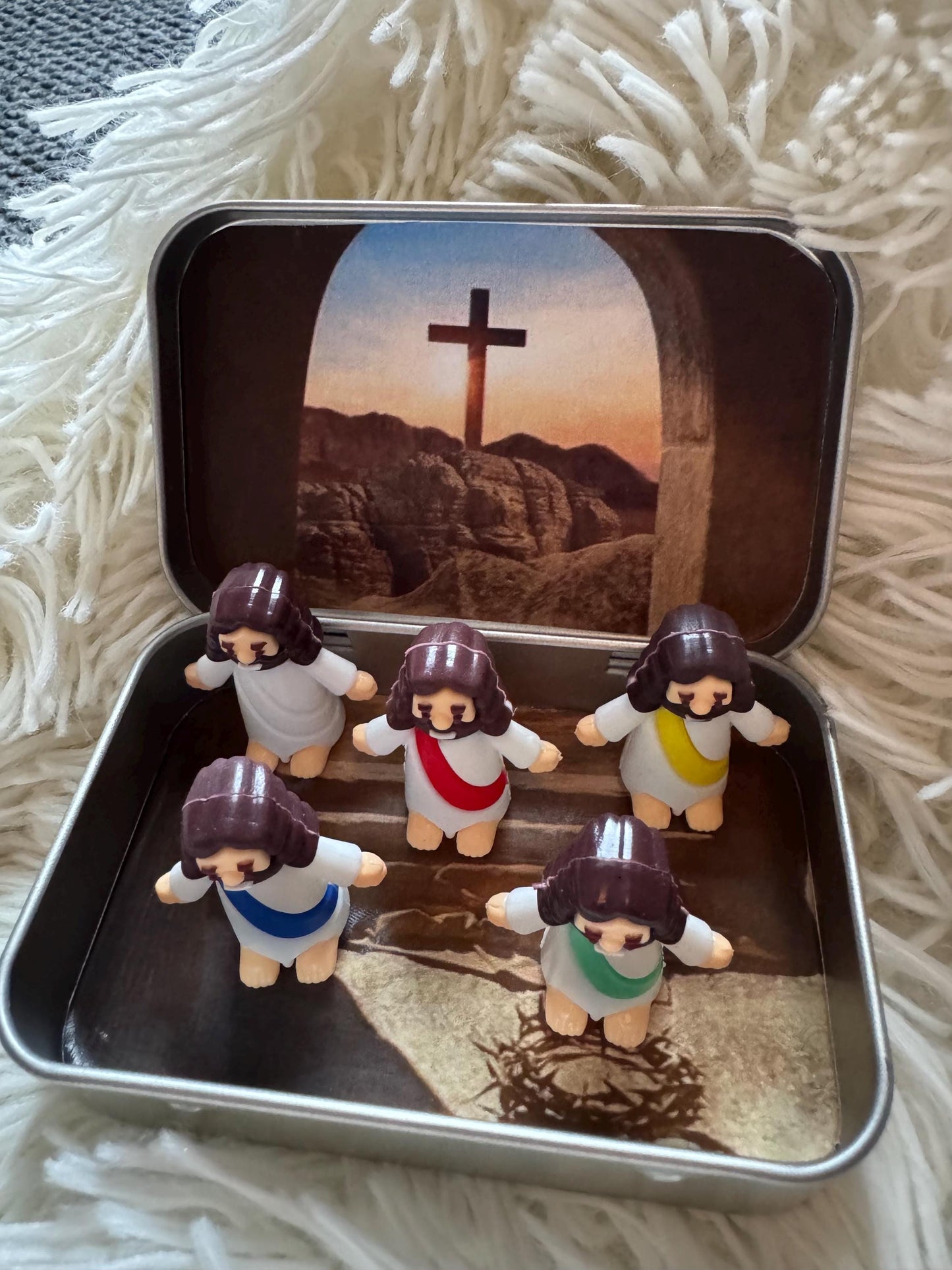 Magnetic tin w/ Jesus crusifiction scene & magnetic Jesus figurines