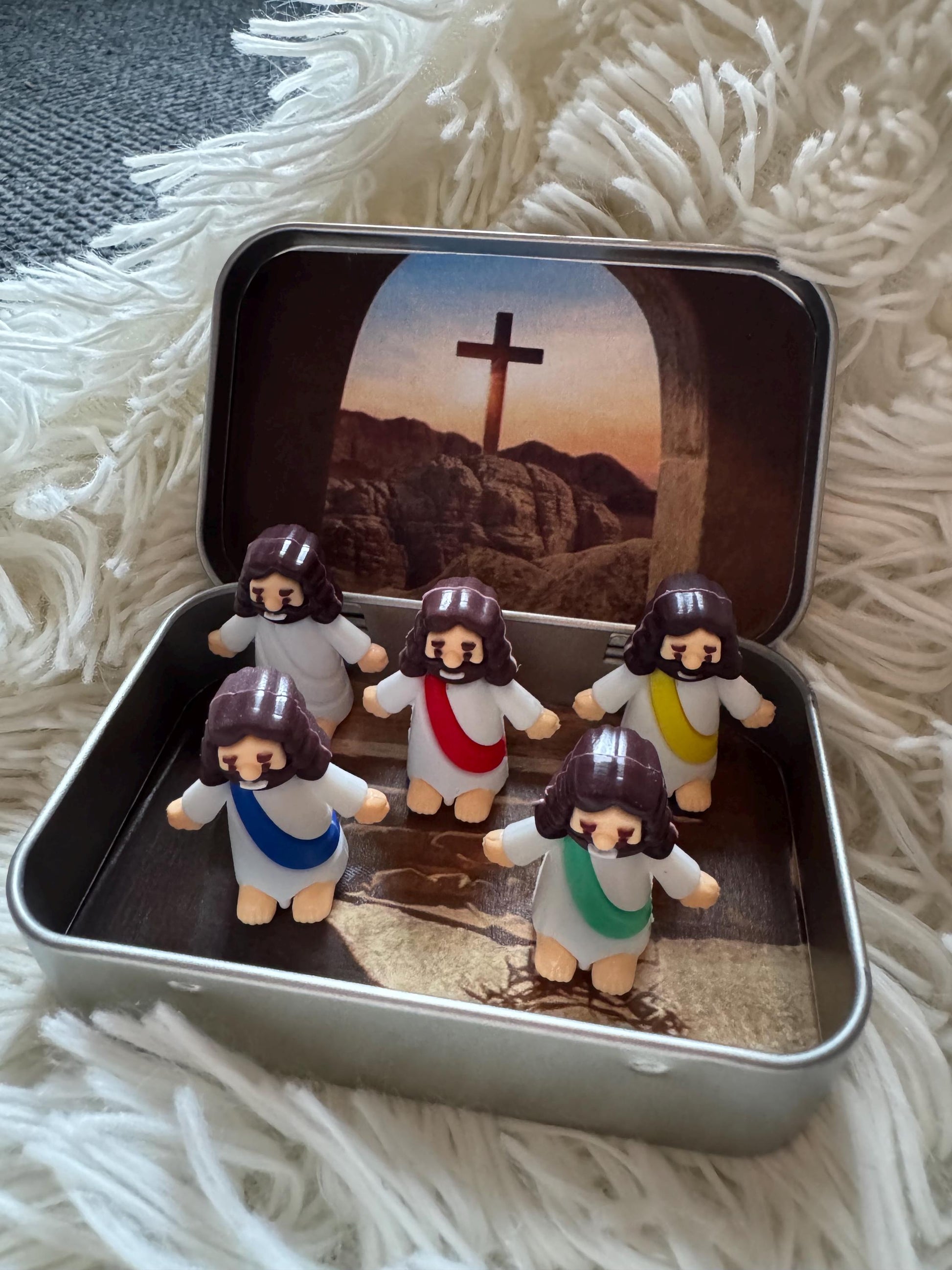 Magnetic tin w/ Jesus crusifiction scene & magnetic Jesus figurines