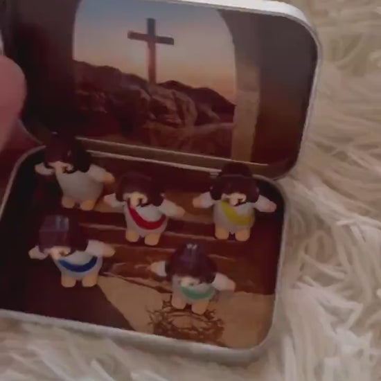 Magnetic tin w/ Jesus crusifiction scene & magnetic Jesus figurines